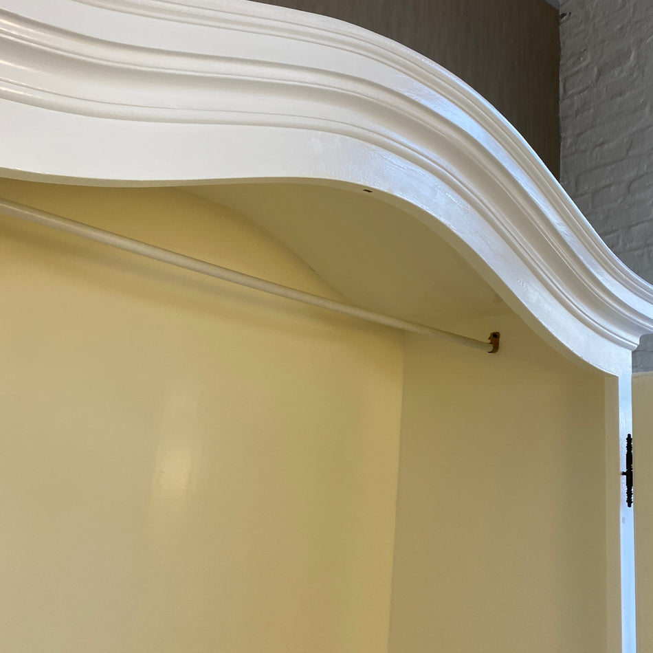 Weißer Landhaus Kleiderschrank – 2-türiger Schrank im Barock/Landhausstil – Massiv & hochwertig – viel Stauraum – gebraucht