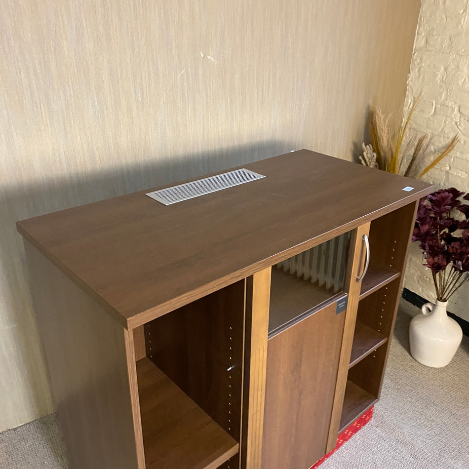 Moderner Mehrzweckschrank mit variablen Fächern – praktischer Schrank gebraucht