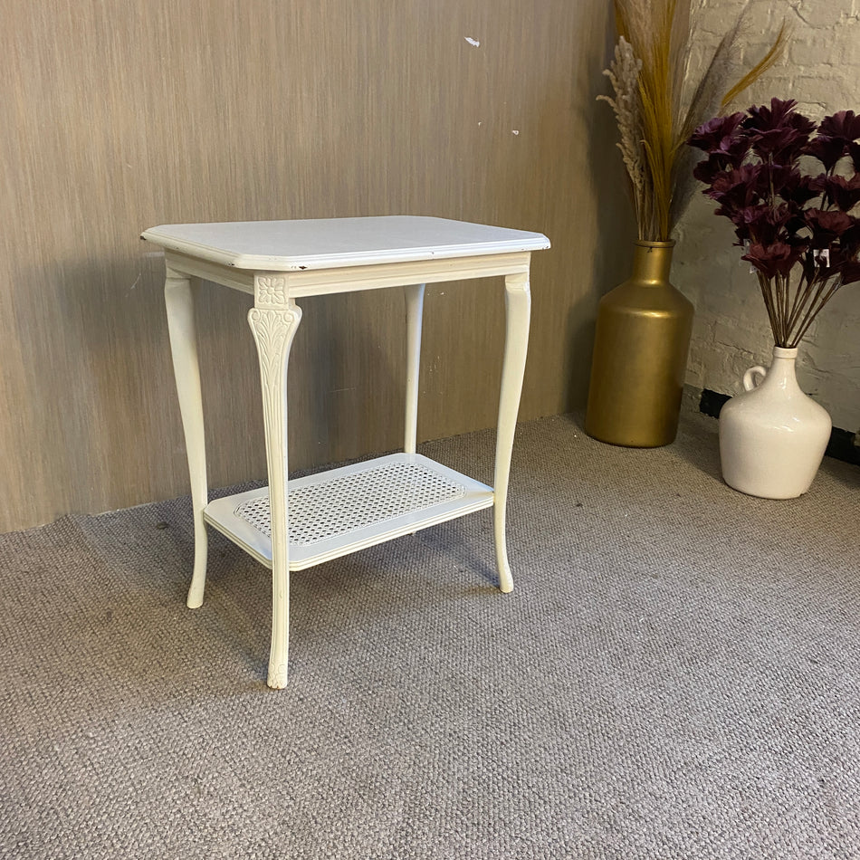 Weißer Beistelltisch im Landhausstil mit Ablage – kleiner Dekotisch Tisch gebraucht