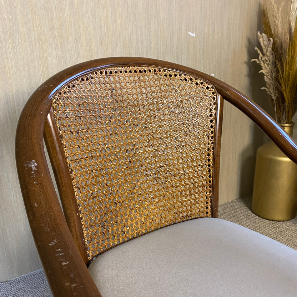 Holz-Armlehnstuhl mit Rattan-Rückenlehne – eleganter Vintage Stuhl gebraucht