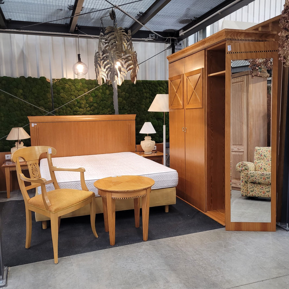 Komplettes Hotelzimmer mit Bett 160x200 Schreibtisch Kleiderschrank rechts offen