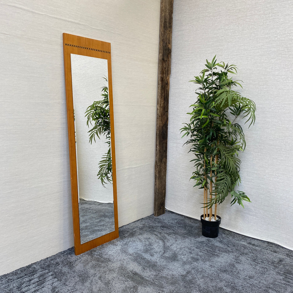 Ganzkörperspiegel Wandspiegel im Kiefer-Furnier Look mit Zierstreifen – schlank & zeitlos – gebraucht