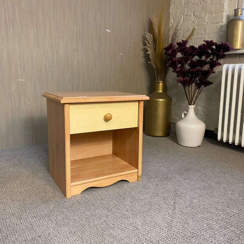 Kompakter Holz-Nachttisch mit Schublade – praktischer Beistell Tisch gebraucht