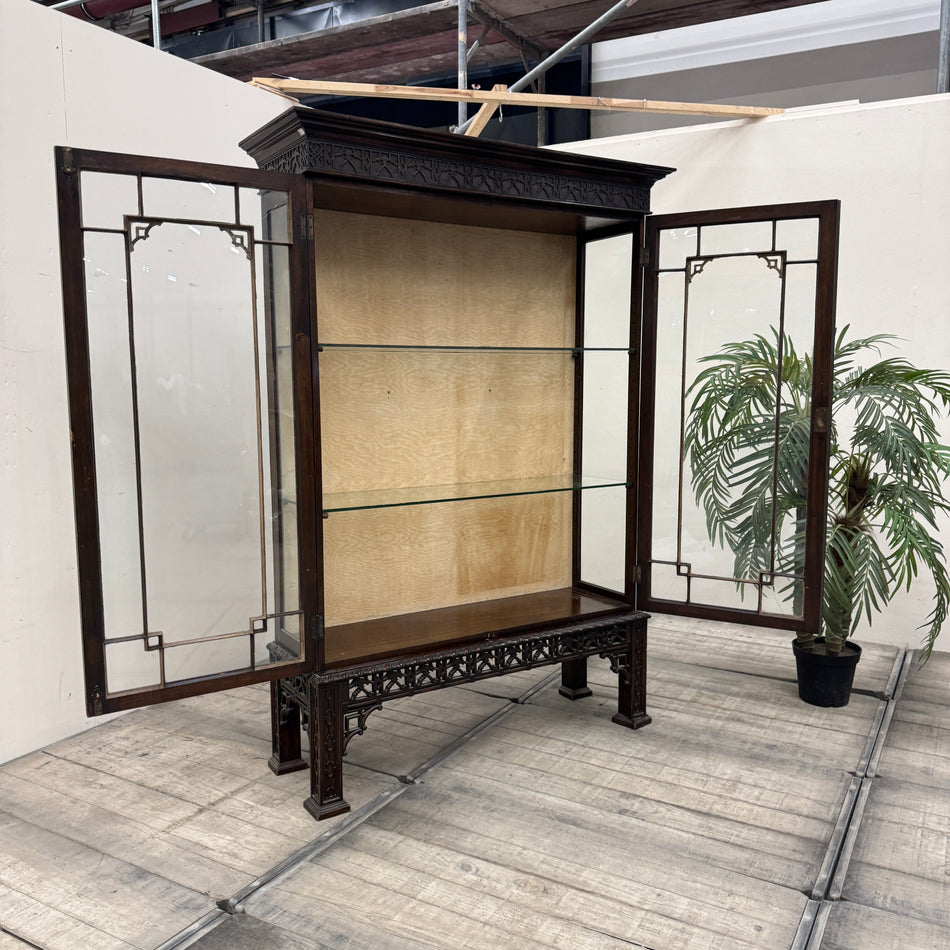 English mahogany display cabinet with glass shelves, England, early 20th century, vintage cabinet