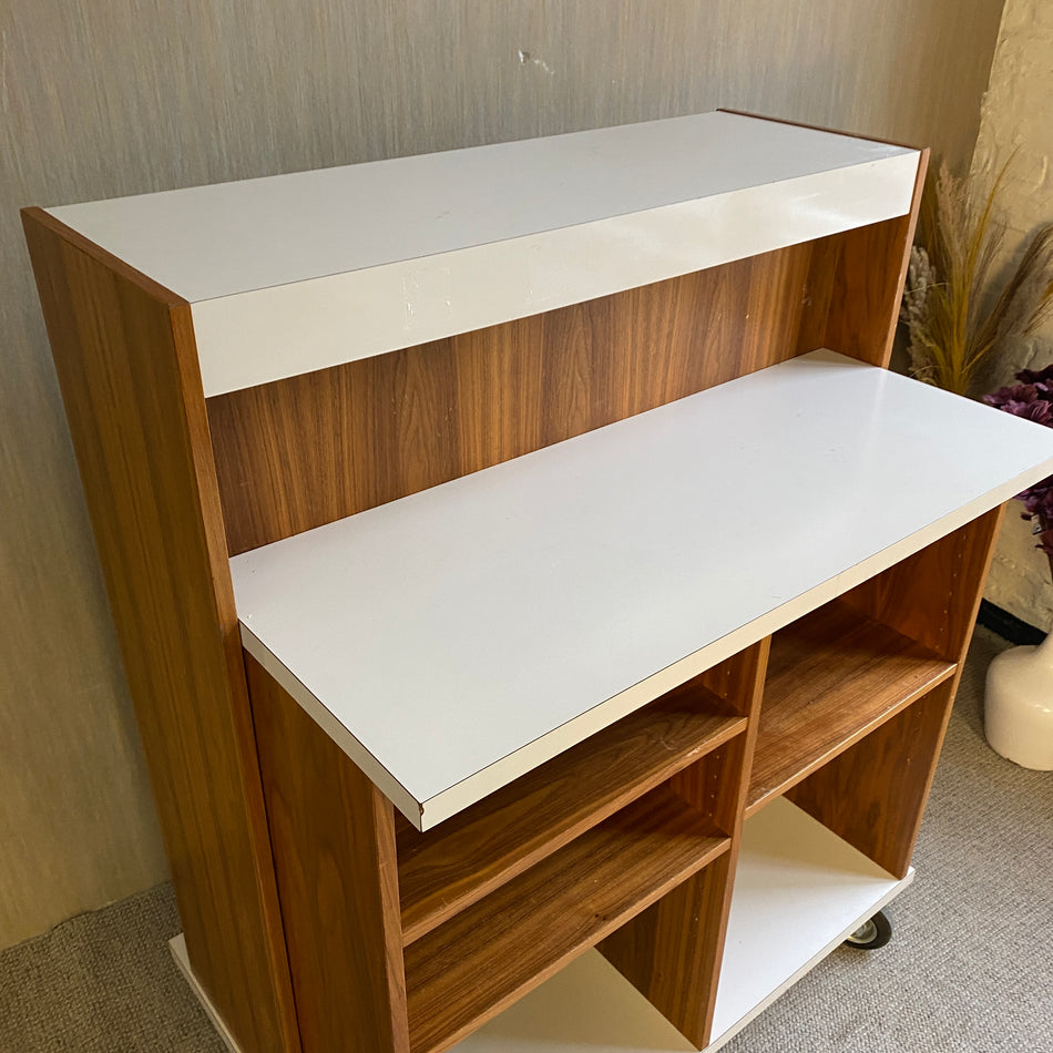 Vintage Servierwagen Regal auf Rollen mit Holzoptik & weißen Ablagen – mobil & retro gebraucht