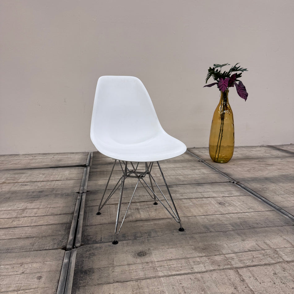 Schalenstuhl – Weiß Chrom Stuhl im Eames-Look gebraucht