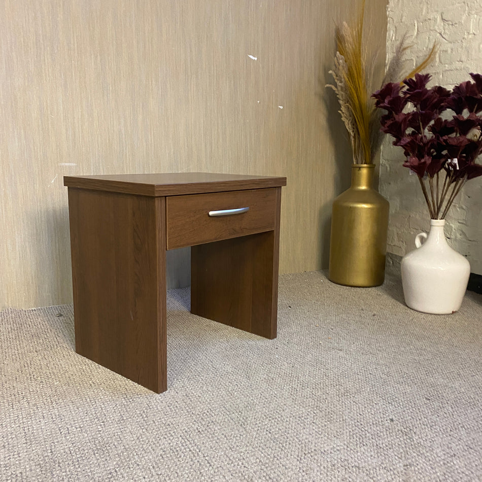Moderner Nachttisch aus Holz mit Schublade – kompakter Beistelltisch in Walnussoptik gebraucht