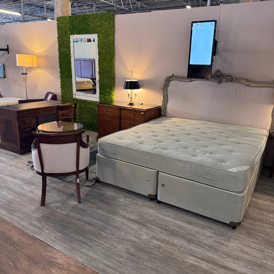 Schloss Hotelzimmer Mit Boxspringbett Luxus Schreibtisch Nachttisch