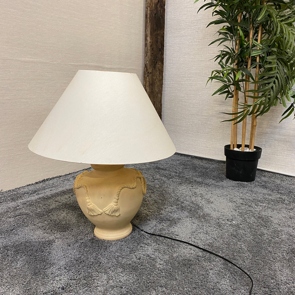 Vintage Tischlampe im klassischen Keramik-Design mit großem Stoffschirm – gebraucht