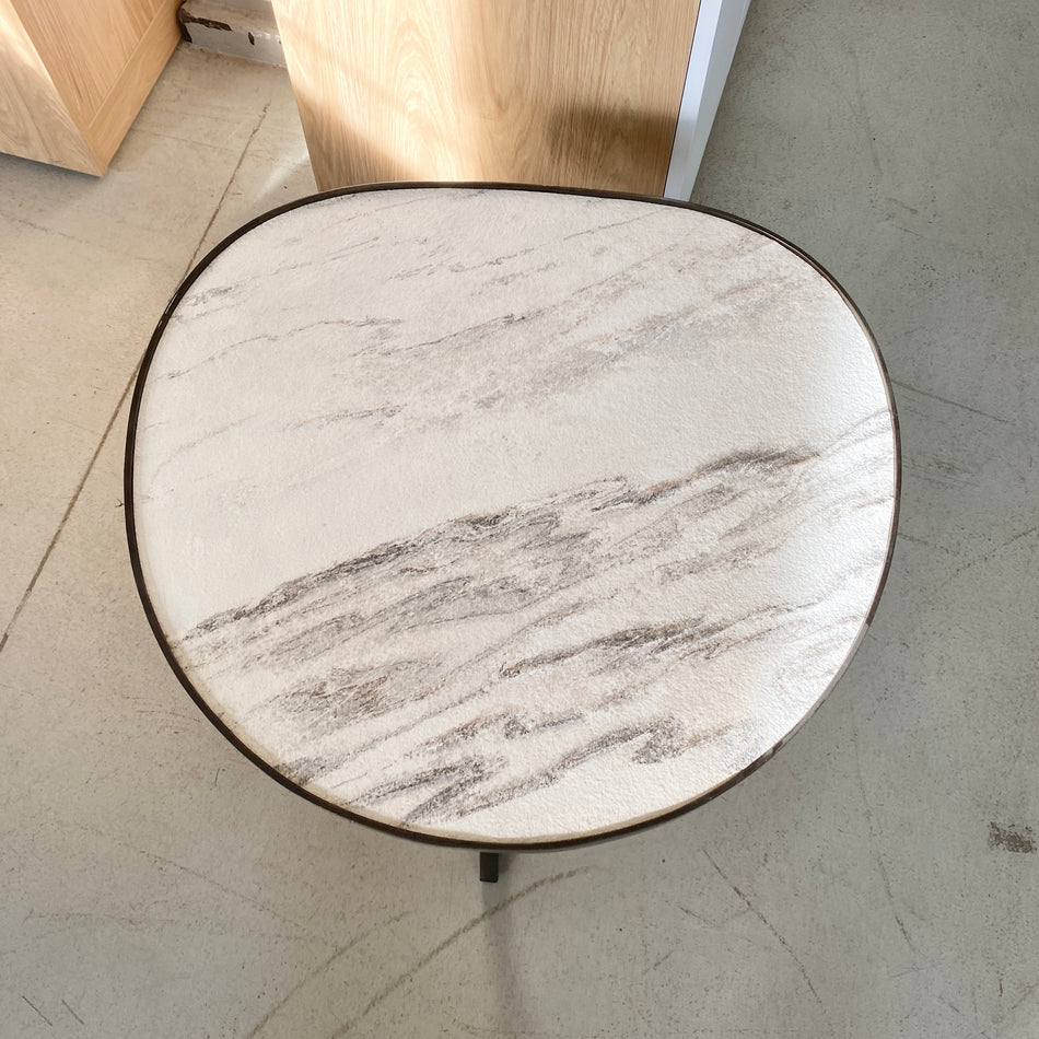 Runder Beistelltisch mit Steinoptik-Platte Tisch