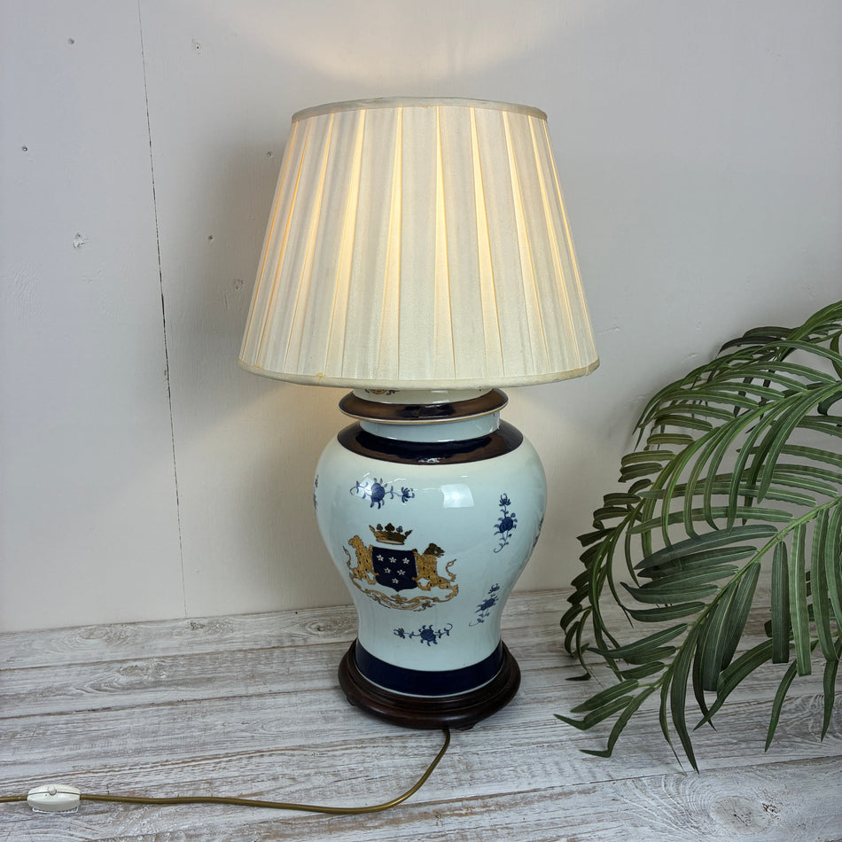 Dekorative Tischleuchte im Porzellan-Design mit Wappen Lampe – 5-Sterne Schlosshotel