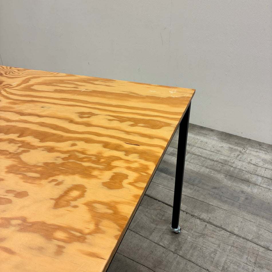 Schreibtisch Besprechungstisch Sperrholz Seekiefer Schwarzes Metallgestell Tisch Gebraucht