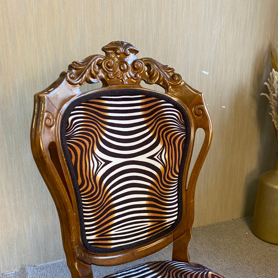 Barock Stuhl Walnuss mit Zebra-Polster – geschnitzter Vintage Holzstuhl im Antikstil gebraucht