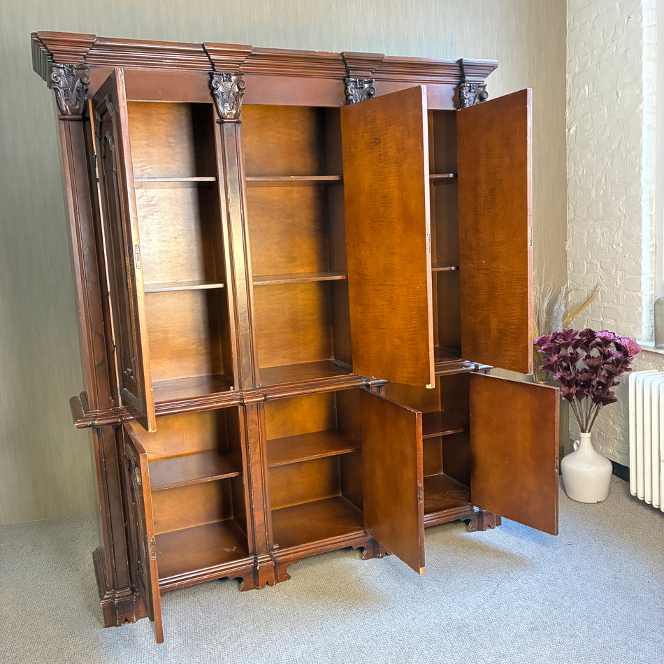 Großer neobarocker Holzschrank mit massiven Türen – dekorativer Vintage Schrank gebraucht