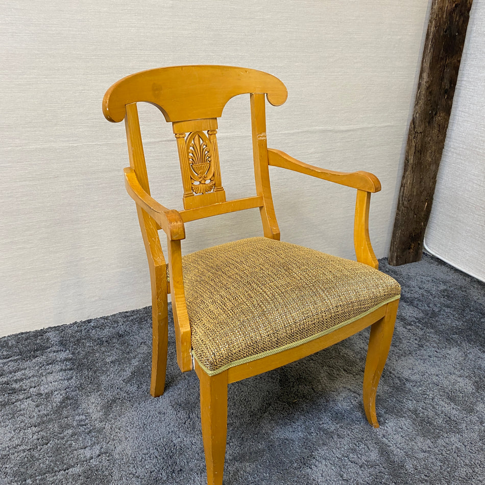 Klassischer Armlehnstuhl aus Holz mit Schnitzerei & Polstersitz in grau – stabil & dekorativ – gebraucht