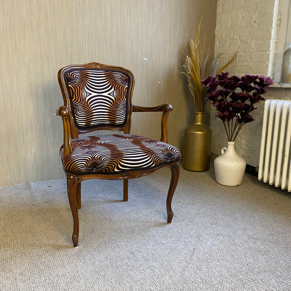 Barock Sessel mit Zebra-Stoff – geschnitzter Armlehnstuhl im Vintage Stil Stuhl gebraucht