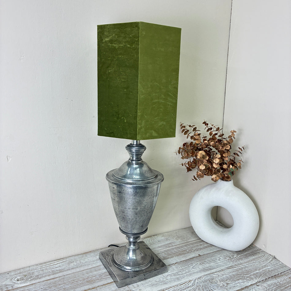 Thomas Klotz Thomas Klotz Upcycling Tischlampe Urnen-Fuß Silber & Grüner Samtschirm Unikat Lampe