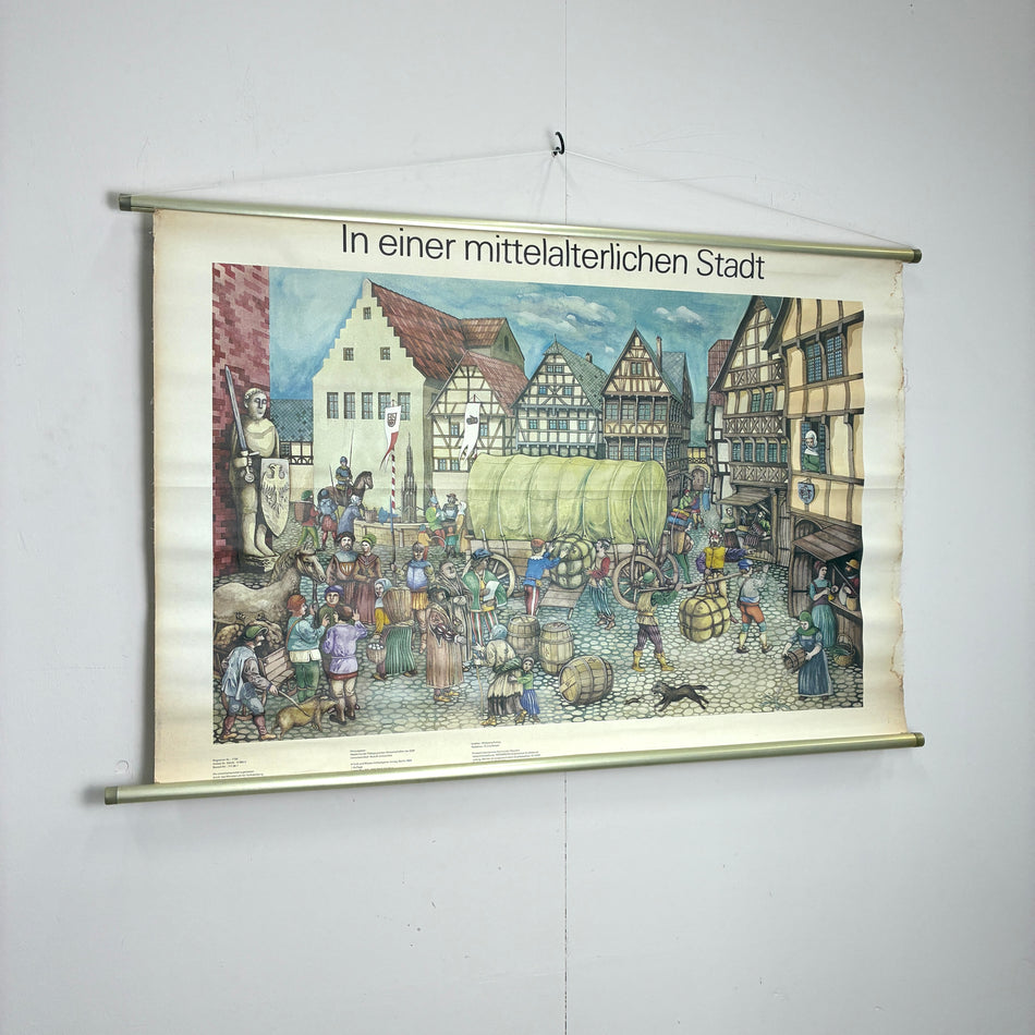Vintage Schulkarte – In einer mittelalterlichen Stadt – Geschichte Lehrtafel Rollbild Wanddeko