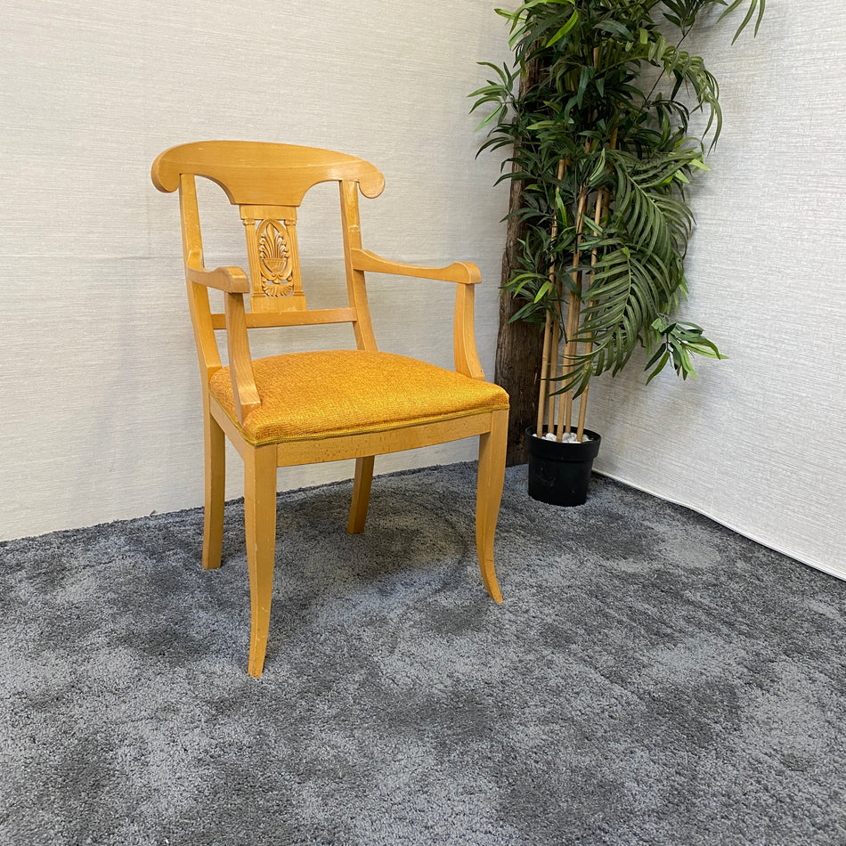 Klassischer Armlehnstuhl aus Holz mit Schnitzerei & Polstersitz in gelb – stabil & dekorativ – gebraucht