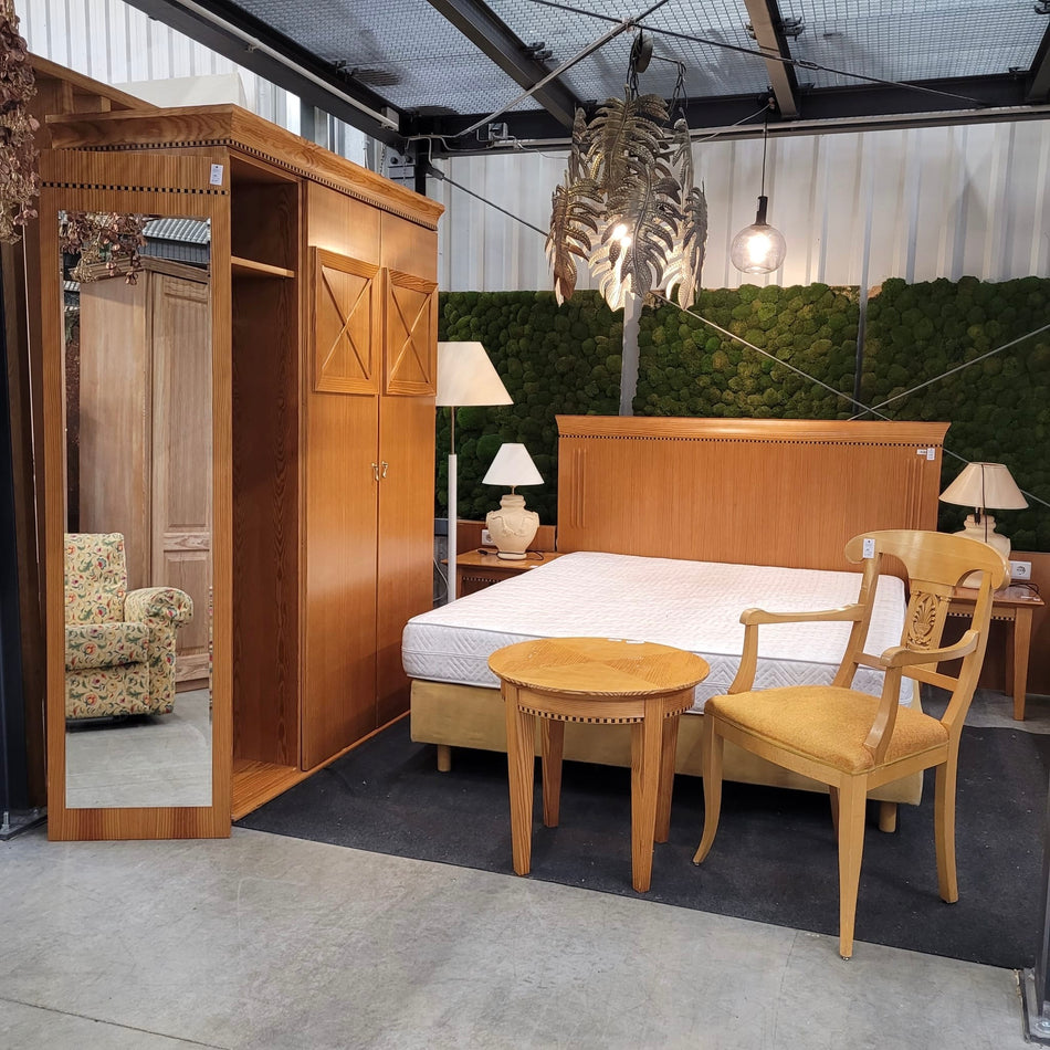 Komplettes Hotelzimmer mit Bett 160x200 Schreibtisch Kleiderschrank links offen