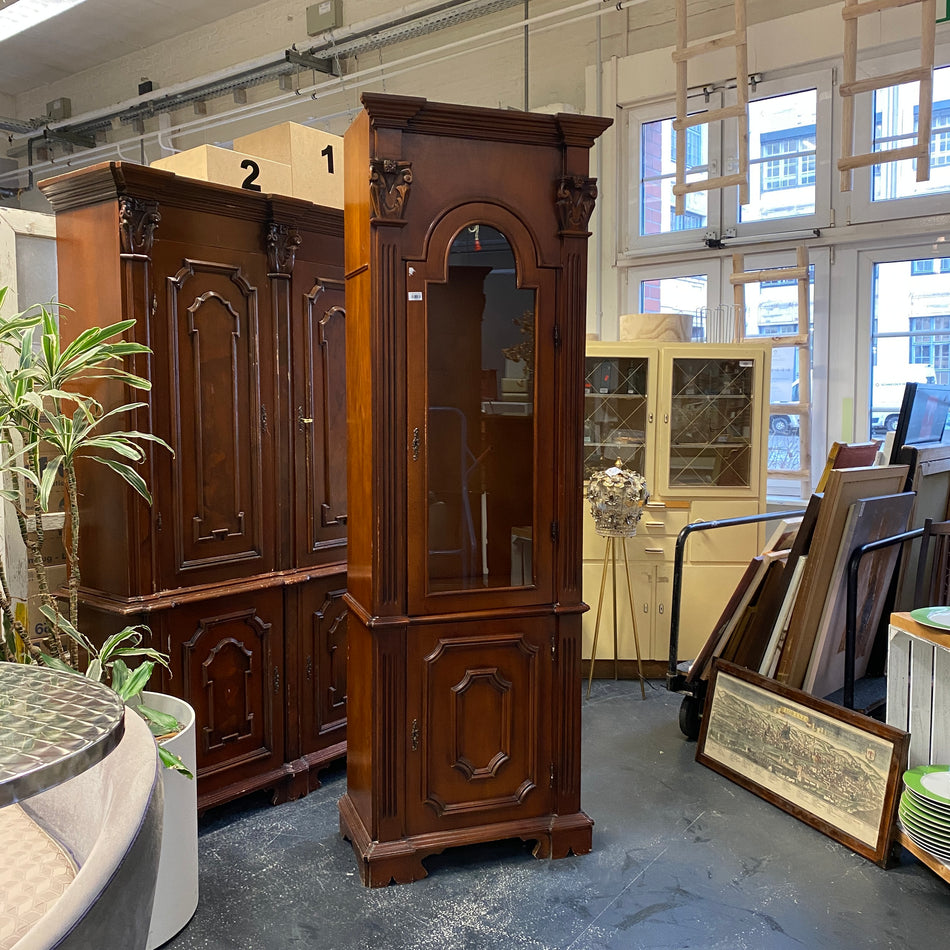 Massiver Holz-Standvitrine im klassischen Landhausstil mit Glastür – elegante Vintage – Vitrine gebraucht