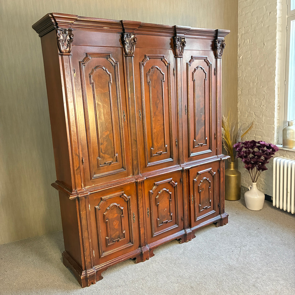 Großer neobarocker Holzschrank mit massiven Türen – dekorativer Vintage Schrank gebraucht