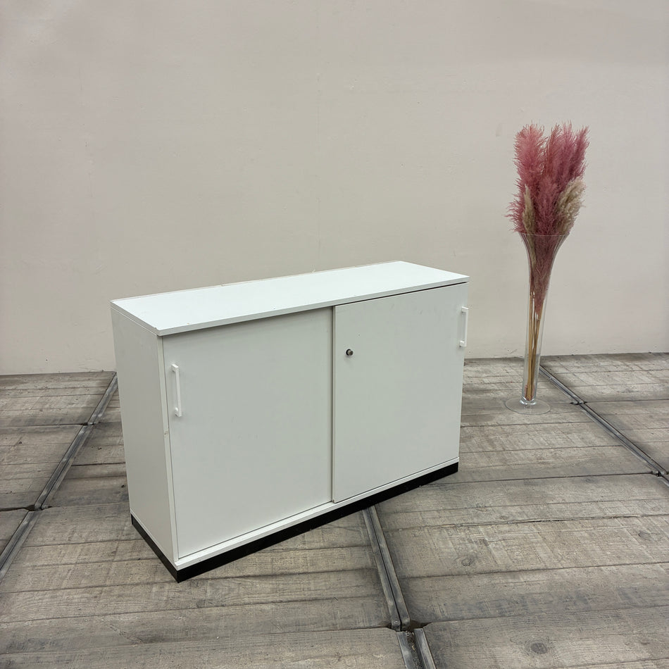 Kinnarps Schrank weiß Holz 2OH 2 Einlegeböden Sideboard Büro gebraucht