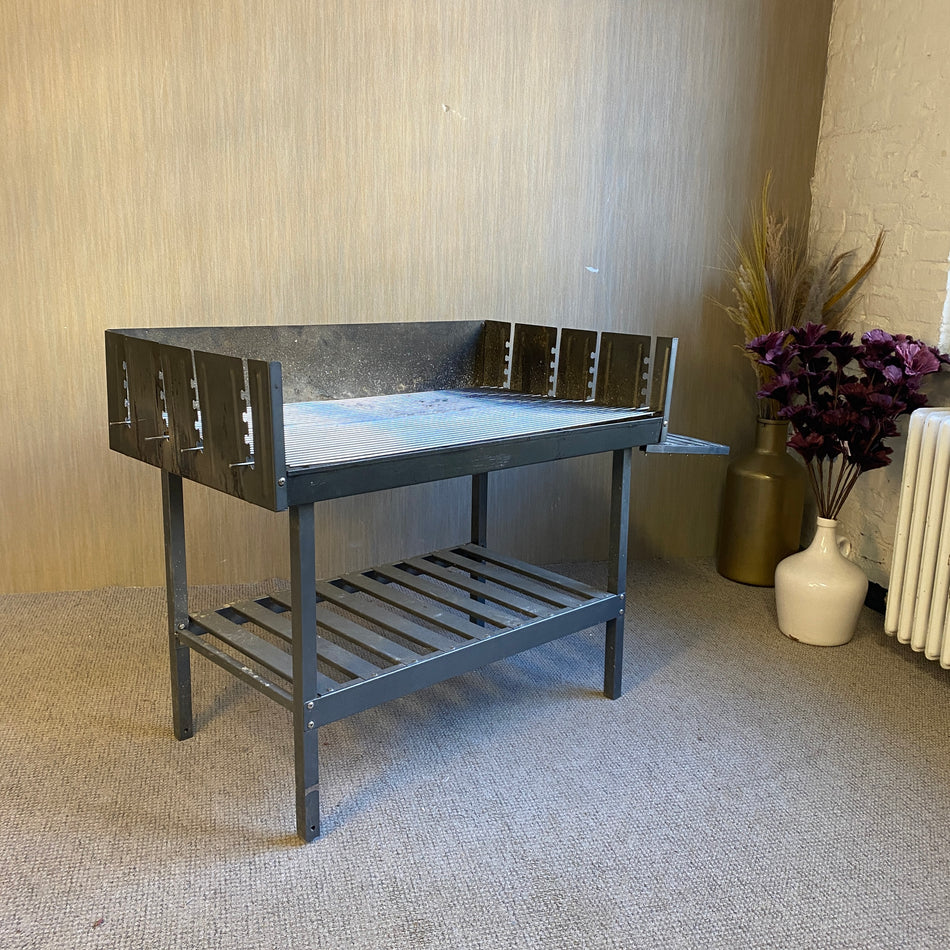 Großer Stahl Grilltisch / Grillstation mit verstellbarem Rost und Ablage – Outdoor Grilltisch – gebraucht