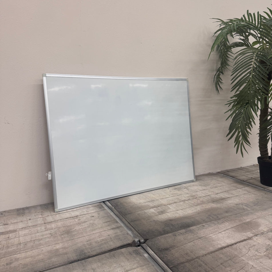 Whiteboard 90x120 Schreibtafel Weiß Metallrahmen Magnetisch Bürobedarf Gebraucht