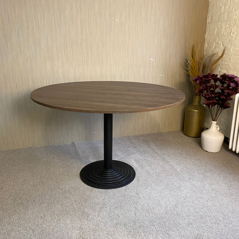 Runder Holztisch mit schwarzem Metallfuß – moderner Esszimmertisch – Tisch gebraucht