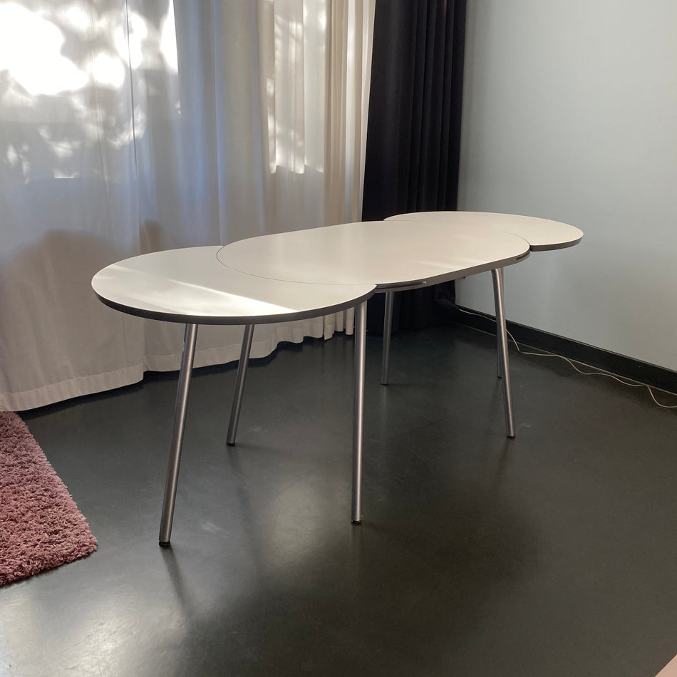 Designer Tisch gebraucht weiß 195cm schwenkbare Platte Skandinavischer Stil aus Design-Hotel