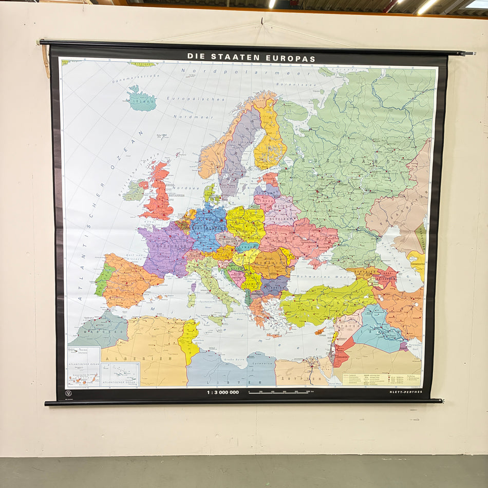 Vintage School Map – The Nations of Europe – Political Geography Educational Chart with Velcro, Perthes Roll Map, Used