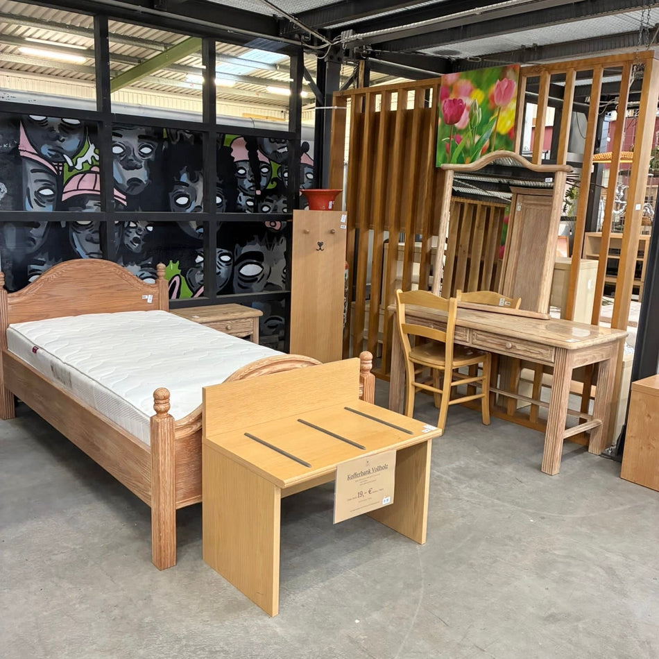 Komplettes Landhaus Hotelzimmer mit Bett Schrank Schreibtisch