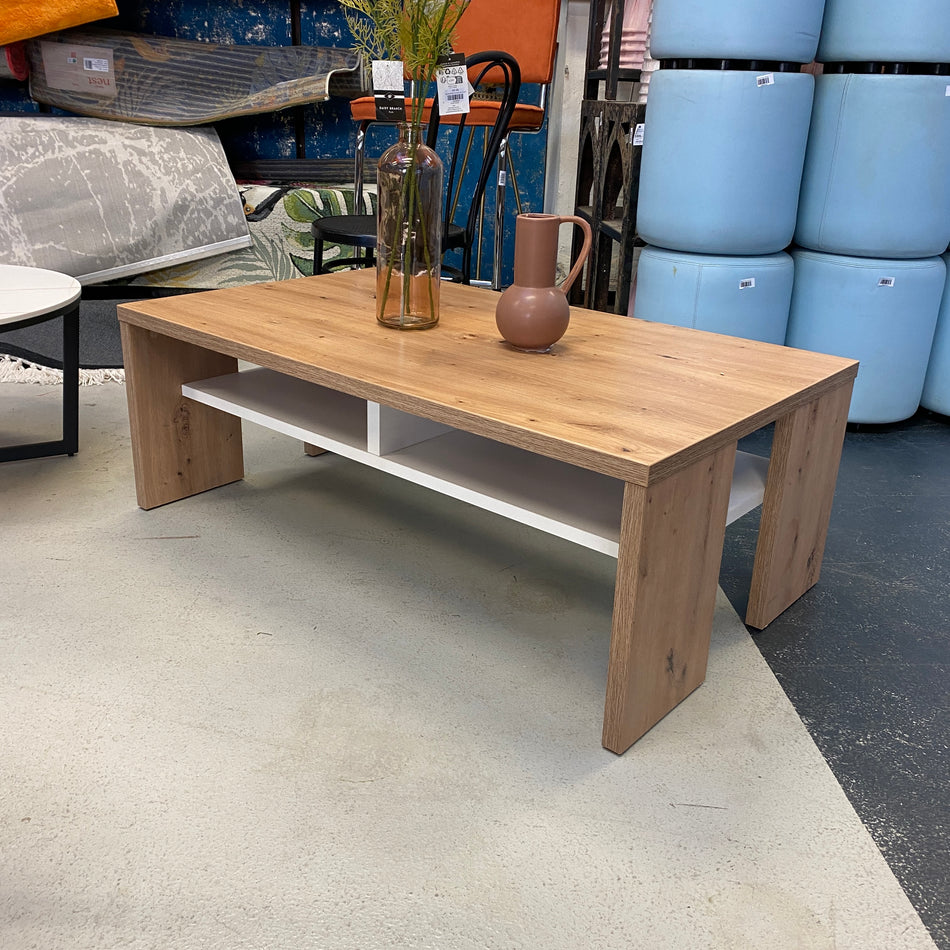 Moderner Couchtisch in Eiche Optik mit Ablagefach – rechteckiger Wohnzimmertisch