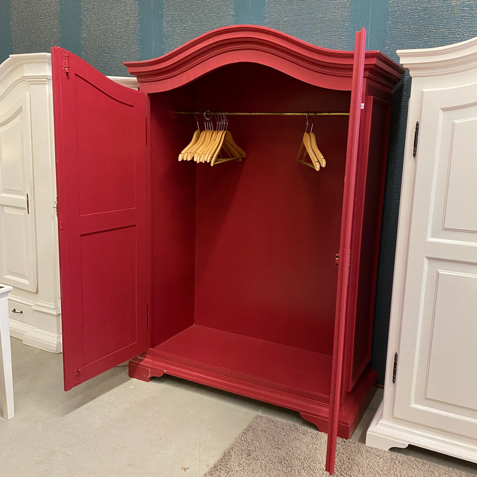Roter Landhaus-Kleiderschrank im barocken Stil mit geschwungenem Kranz – dekorativer Holzschrank – Schrank gebraucht