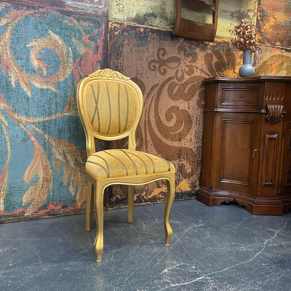 Barocker Polsterstuhl mit goldenen Holzdetails – eleganter Vintage Stuhl gebraucht