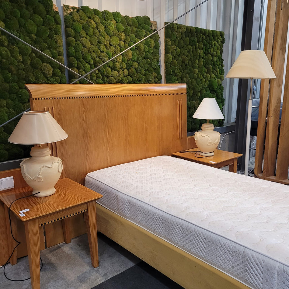 Komplettes Hotelzimmer mit Bett 90x200 Schreibtisch Kleiderschrank rechts offen