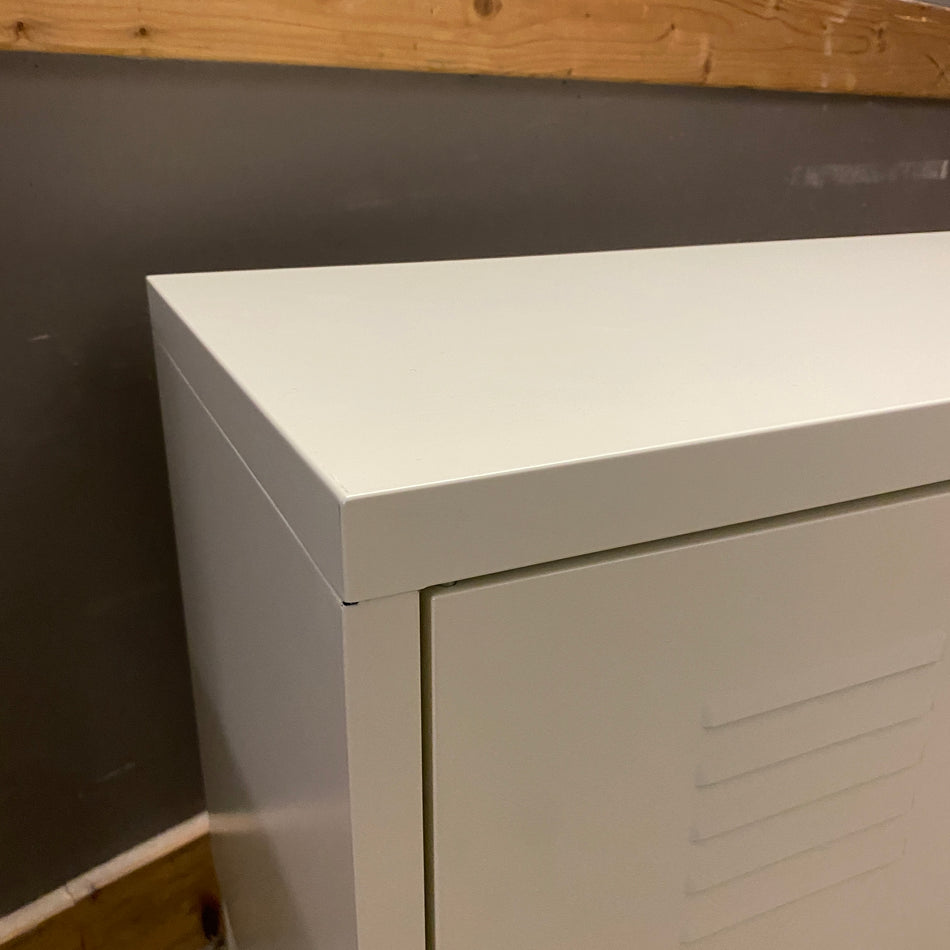 Ikea PS Metall-Sideboard in Weiß mit Lüftungstüren – TV Lowboard / Aufbewahrungsschrank – robust & modern – gebraucht