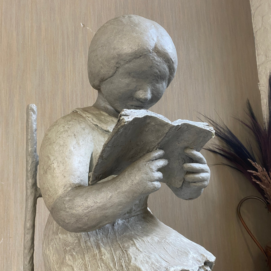 Göbel Renate Pappmaché Skulptur grau Lesendes Mädchen auf Stuhl Kunst
