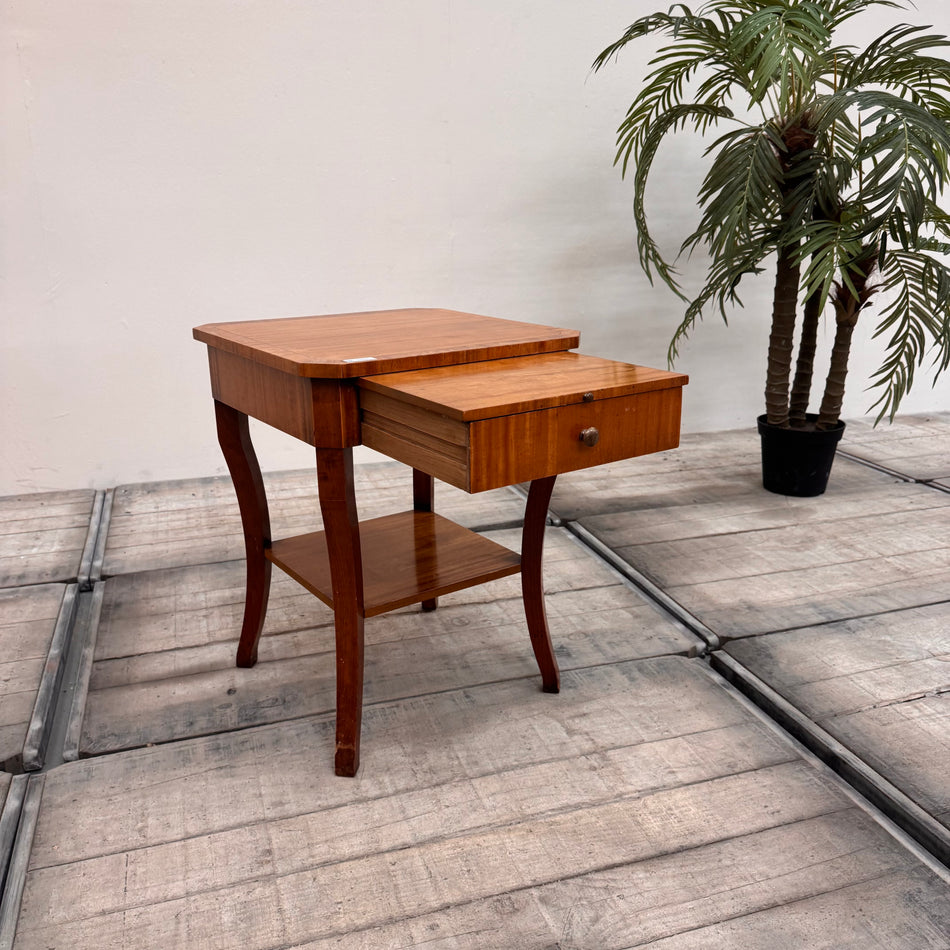 Stilmöbel Beistelltisch im Biedermeier-Stil Mahagoni Tisch  5-Sterne Schlosshotel