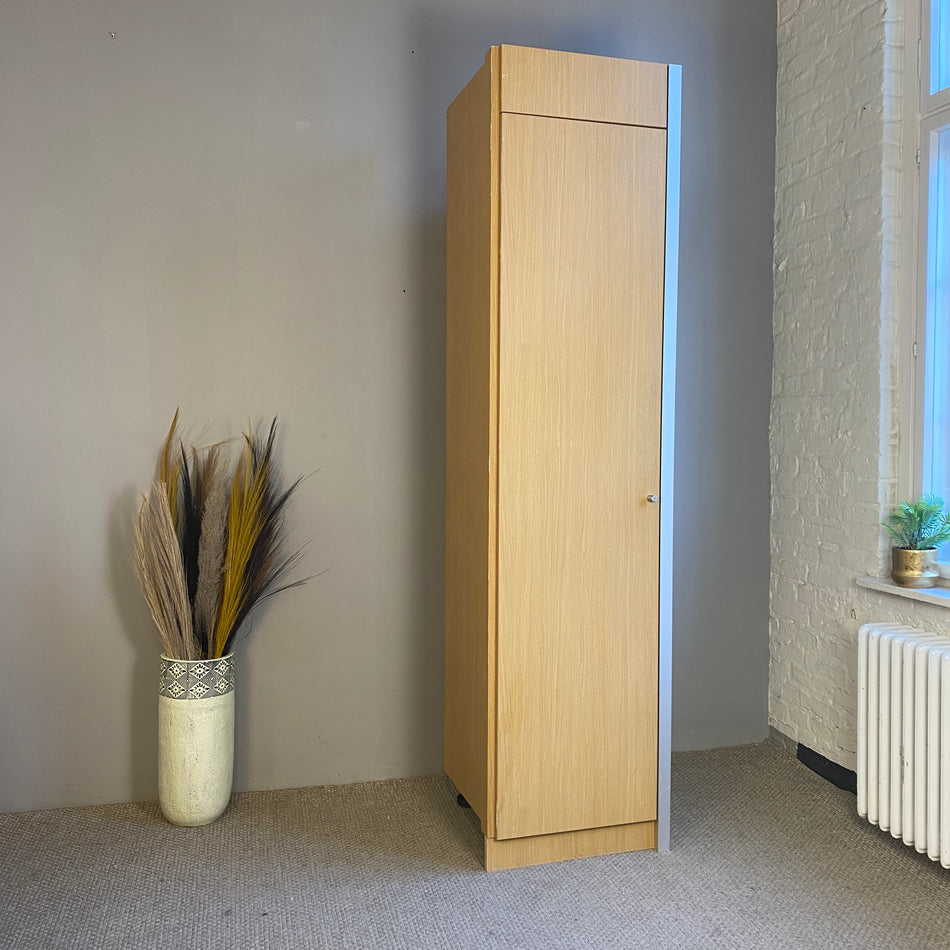 R Schmaler Kleiderschrank gebraucht Eiche Holz inkl Garderobenstange 4 Fächer