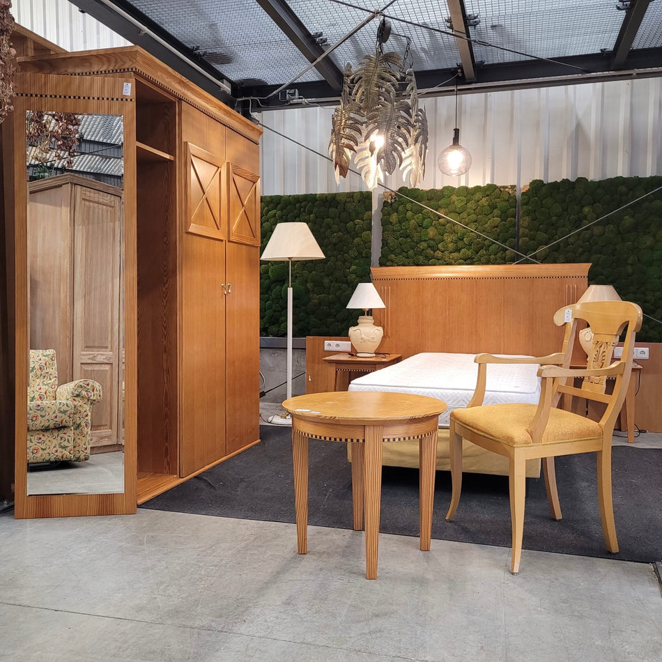 Komplettes Hotelzimmer mit Bett 90x200 Schreibtisch Kleiderschrank links offen