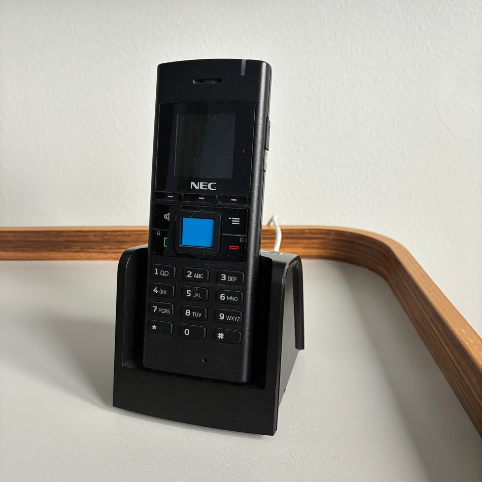 Telefon NEC G266 mit Ladestation und Netzteil aus Designhotel