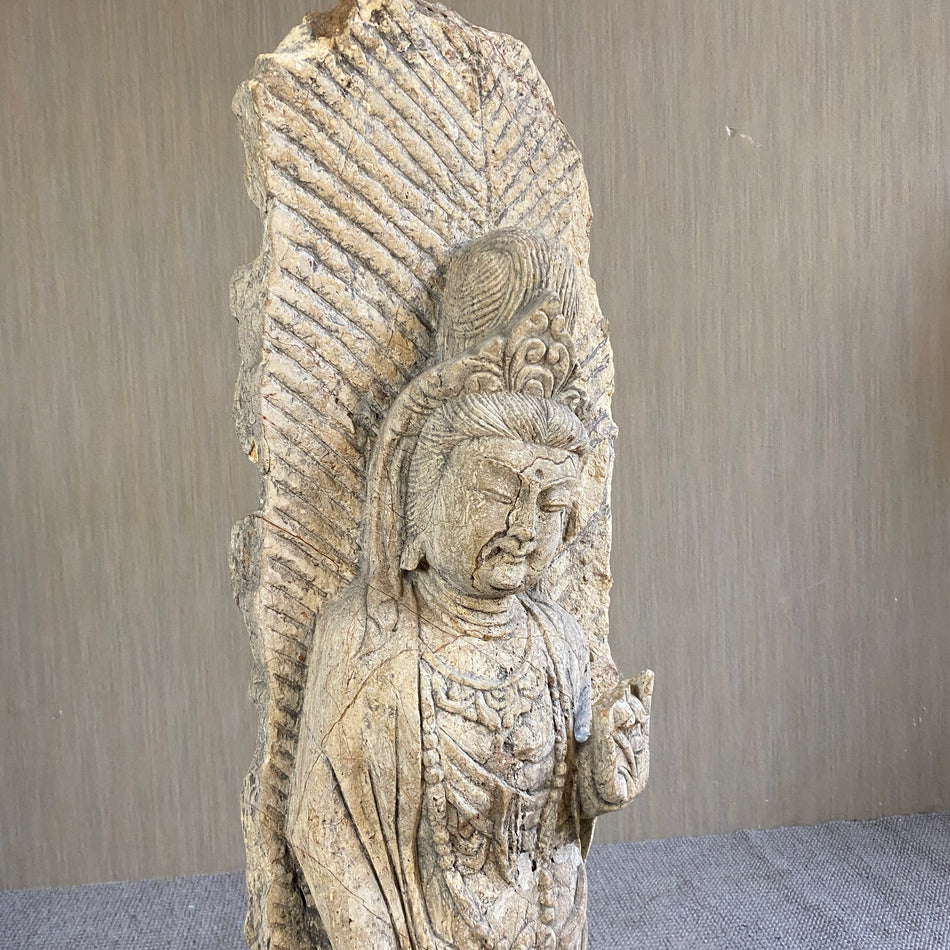 Guanyin Skultpur antik creme grauer Schist Patina 120cm Deko