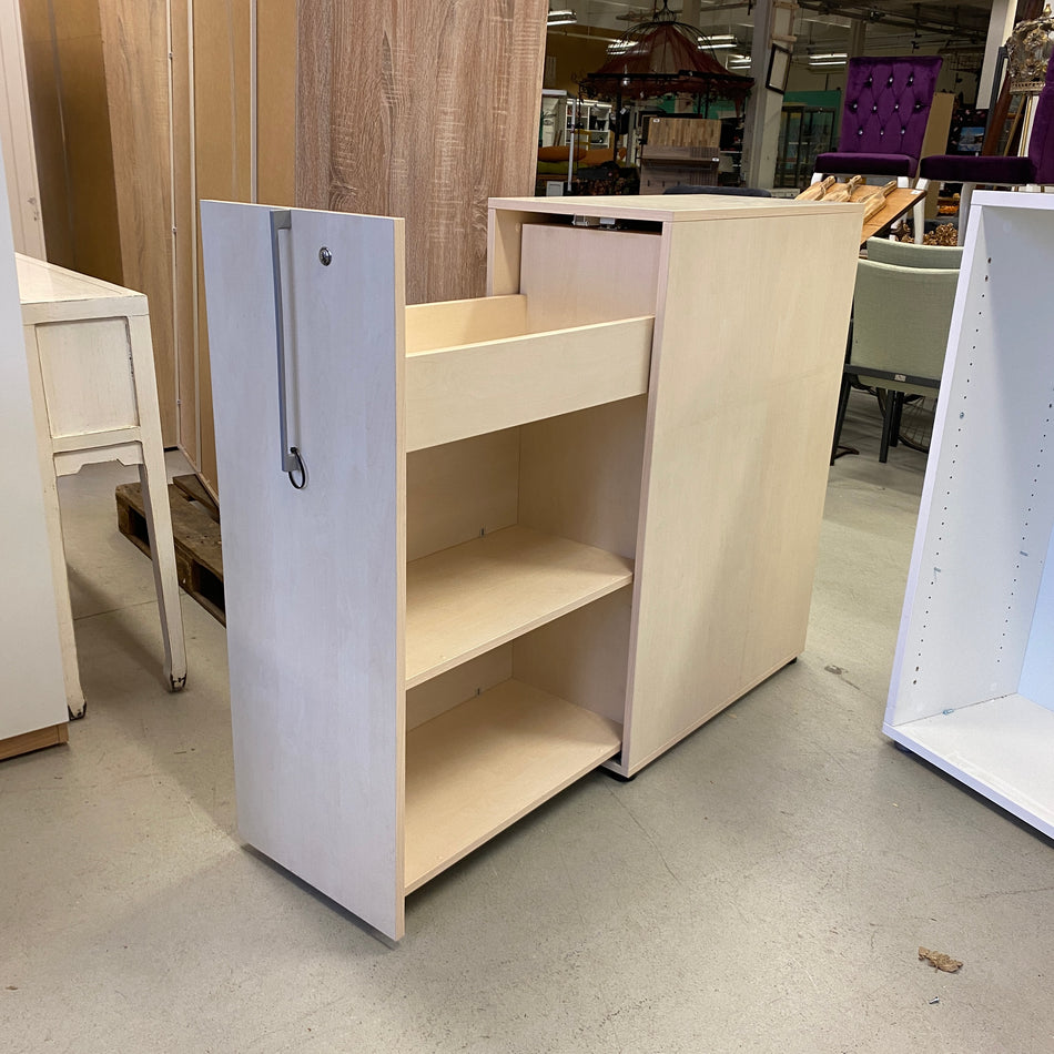 Schmaler Auszugsschrank / Apothekerschrank aus Holz mit Einlegeböden und großer Vollauszug-Schublade – gebraucht