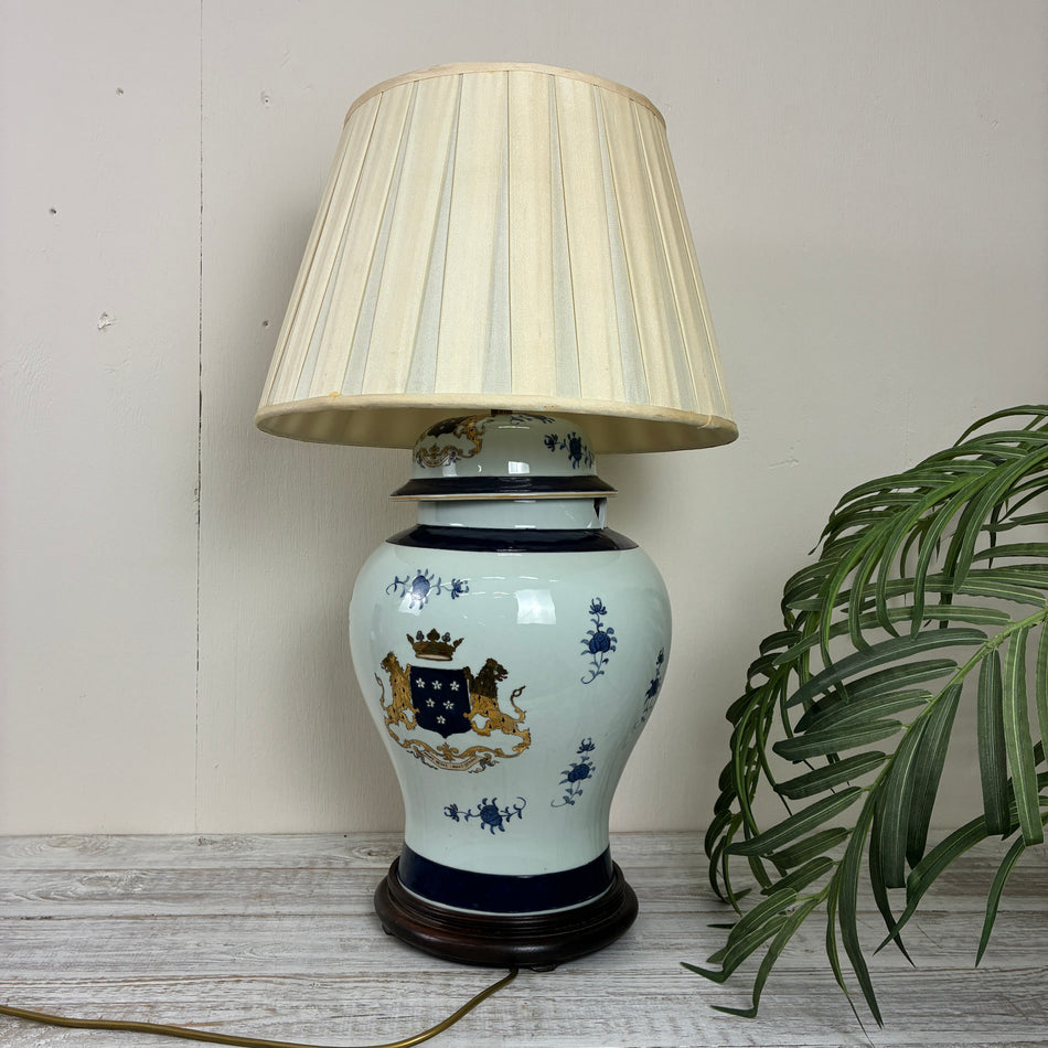 Dekorative Tischleuchte im Porzellan-Design mit Wappen Lampe – 5-Sterne Schlosshotel