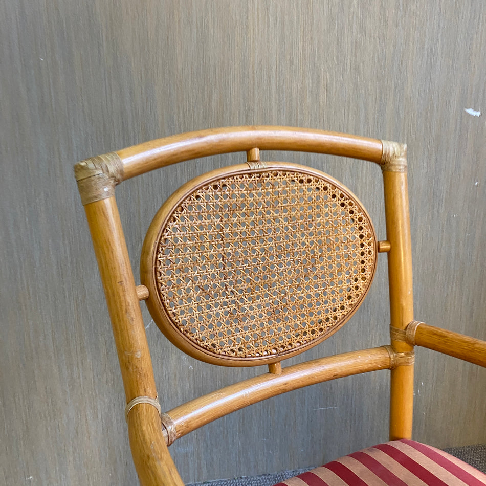 Rattan Stuhl mit Armlehnen und Wiener Geflecht – Retro Esszimmerstuhl mit Streifenpolster gebraucht