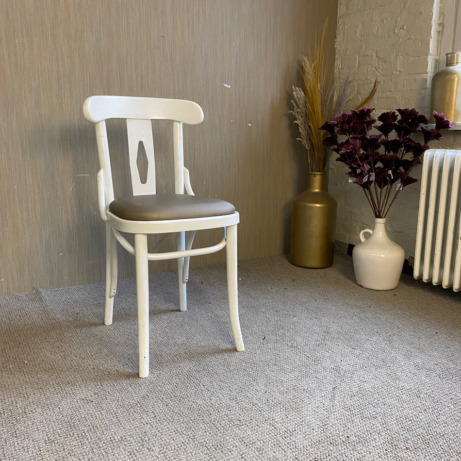 Weißer Landhausstuhl mit Polstersitz – klassischer Holzstuhl – Stuhl gebraucht