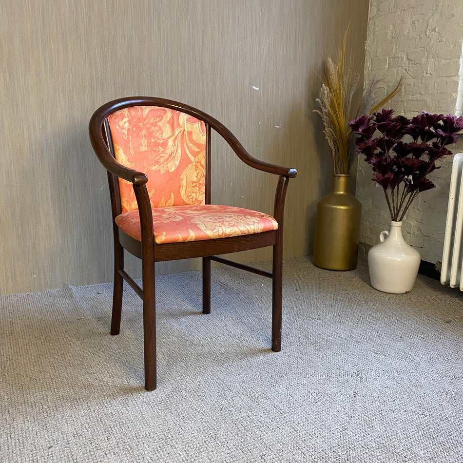 Vintage Stuhl mit Armlehnen – Holzstuhl mit geblümtem Polster im klassischen Design Armlehnstuhl gebraucht