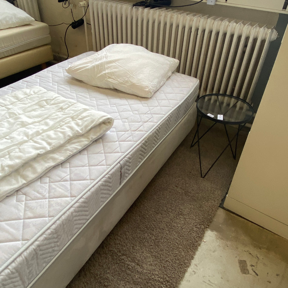 Set - Einzelbett 100x200 inkl. Kleiderschrank Stuhl Beistelltisch Bettwaren